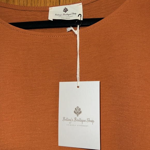 Rust colored Blouse w cap sleeve - Picture 2 of 4